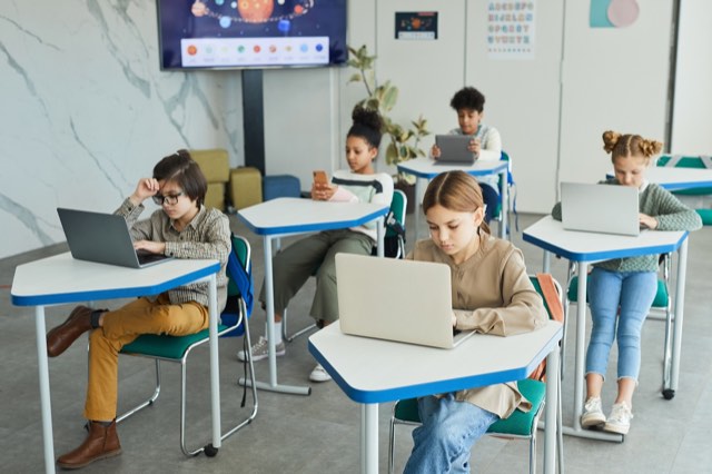 Zalety korzystania z nowoczesnych technologii informatycznych w regularnej nauce?